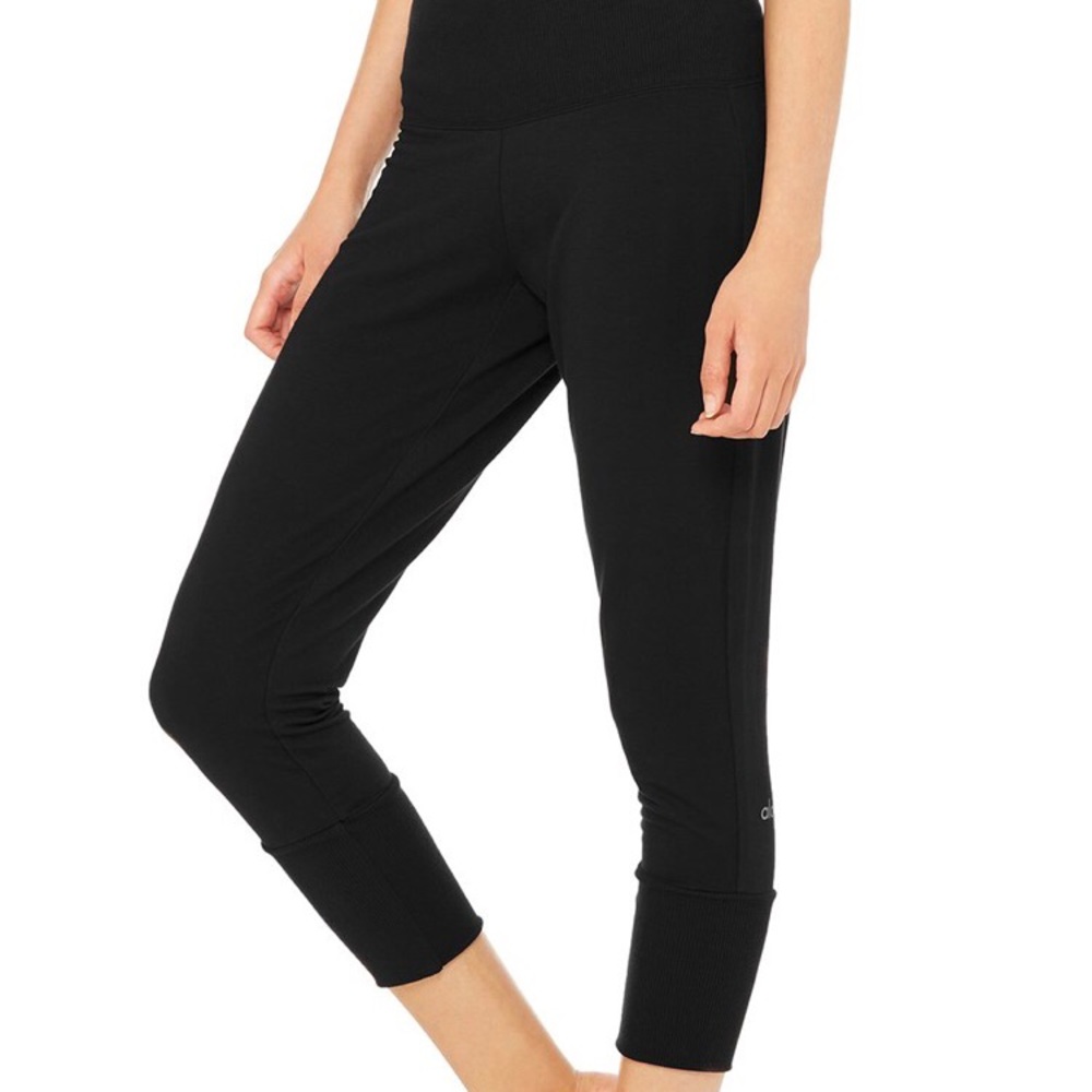 Alo Dusk Capri - size small. NWT. Alo Yoga.